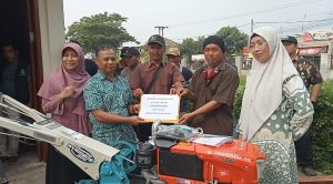 Wujudkan Kesejahteraan Petani, Distan Kabupaten Bekasi Beri Bantuan Pada Poktan Berupa Satu Unit Traktor.