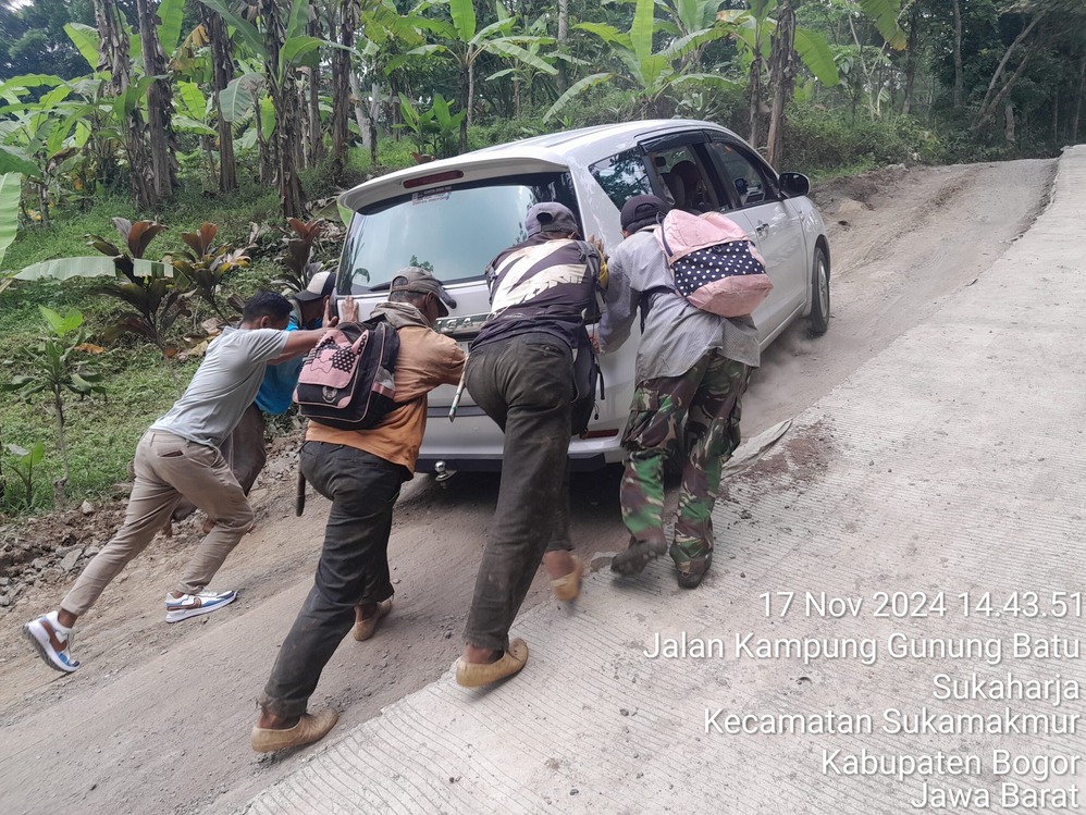 Pelaksana Proyek  CV. Vitaloka Junior Diminta Perbaiki  Jalan Yang Rusak  Sebelum Lanjutkan Pengecoran.